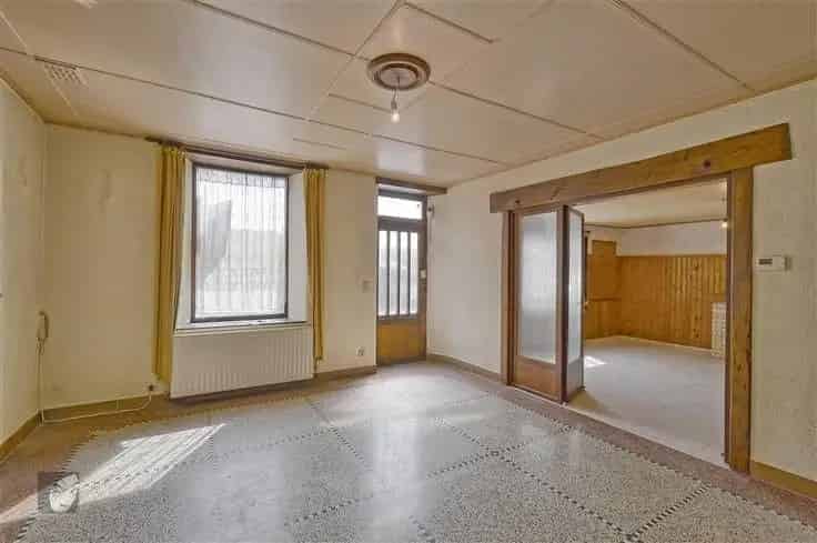 Huis Te Koop: Grote woning met schuur en veel potentieel