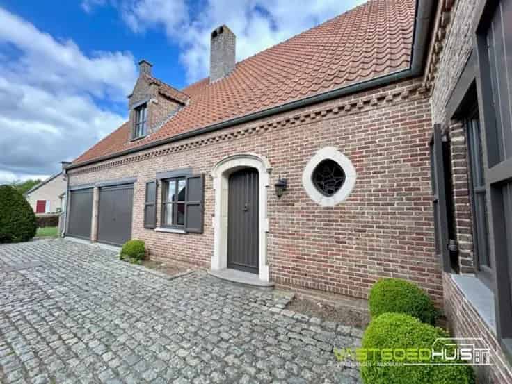 Villa te Koop: 3 slaapkamers, dubbele garage, prachtige tuin