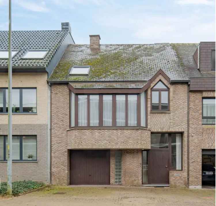 Op te frissen ruime energiezuinige bel-etagewoning met patio en terras op unieke locatie, massa's mogelijkheden.