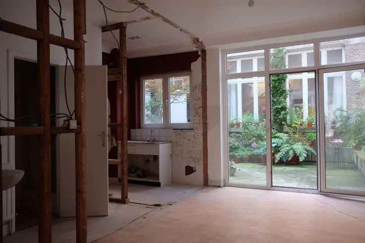 Gelijkvloers appartement te koop in Schaarbeek met atelier en koer