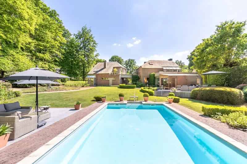 Villa te koop Hoog Linden: Luxe villa met zwembad en tuin