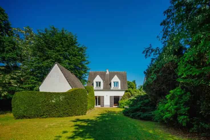 Villa Te Koop Schoten: Renovatieproject met Tuin en Bouwgrond