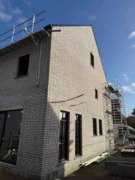 Nieuwbouw BEN-woning met 4 slaapkamers op 6a85 gelegen in Bret-Gelieren