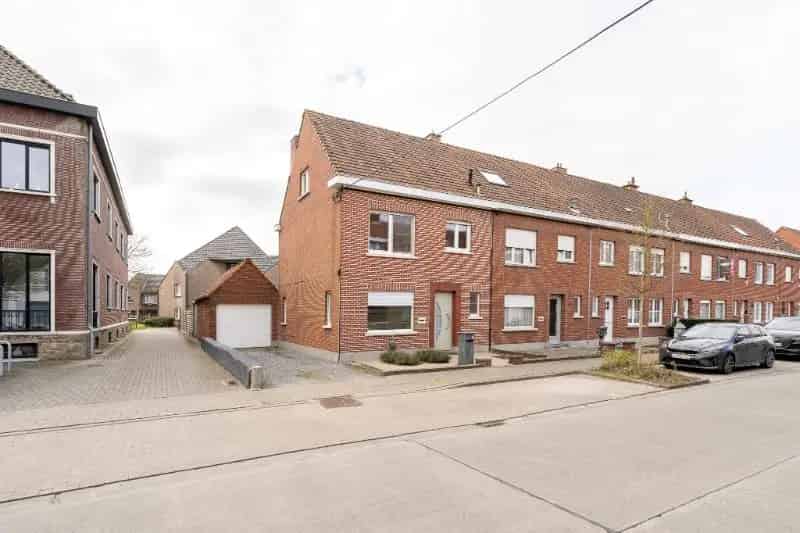 Halfopen woning 3 slaapkamers garage