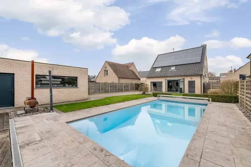 Huis te huur Dessel: 5 slaapkamers, tuin, zwembad en garage