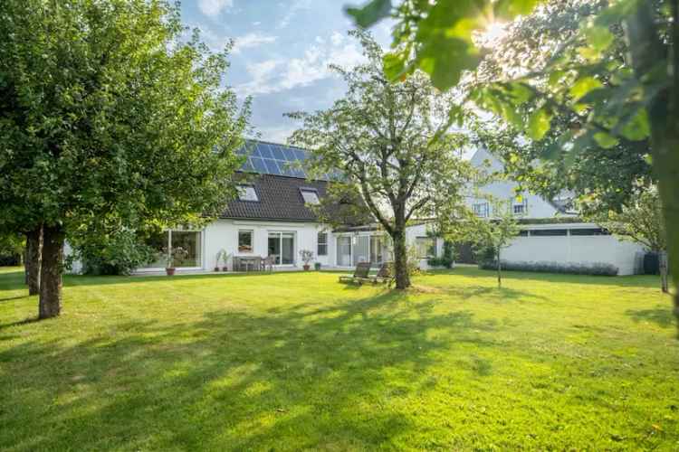 Huis te koop Waregem: Unieke villa met tuin en bouwgrond