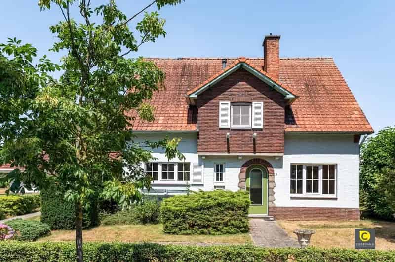 Villa:4 slk op perceel 696 m²