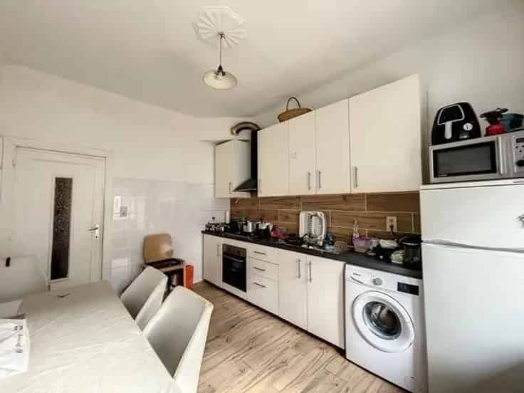 Huis Te Koop: 2 Appartementen met Terras en Garage