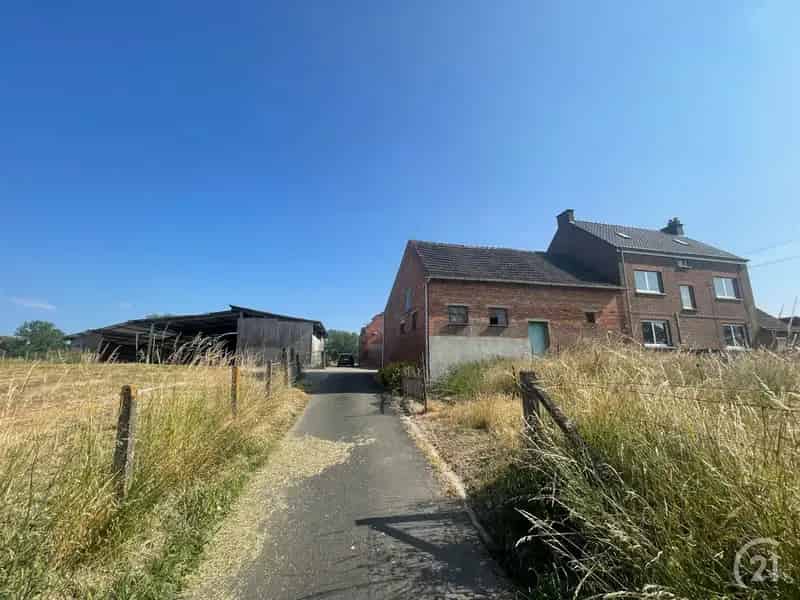 Te renoveren fermette met bijgebouwen en weide te Denderwindeke