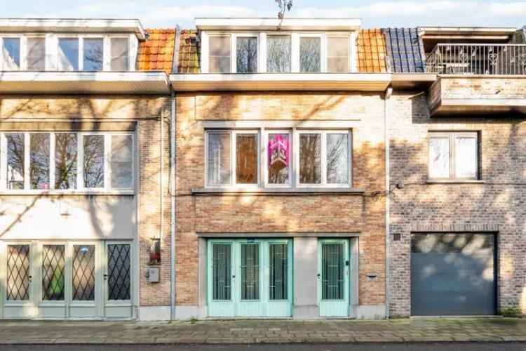 Te koop ruime rijwoning in Sint-Kruis met tuin en garage