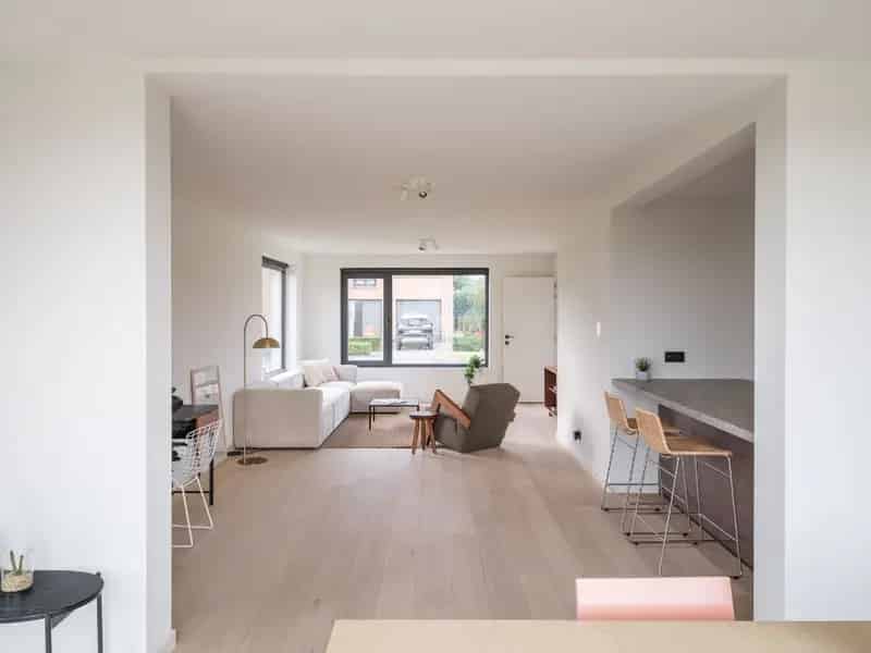 Hoogwaardig gerenoveerde gezinswoning met 4 slaapkamers en landelijke zichten – nabij station Hansbeke