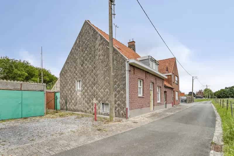 Te renoveren woning in Gullegem met grote tuin