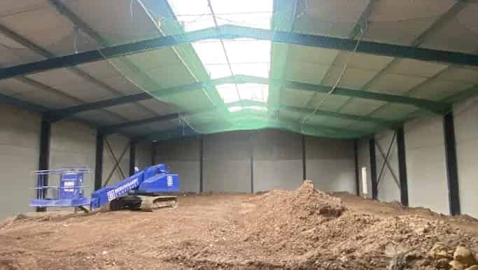 Bedrijfsgebouw te huur Rumbeke 738m² loods 67m² kantoor