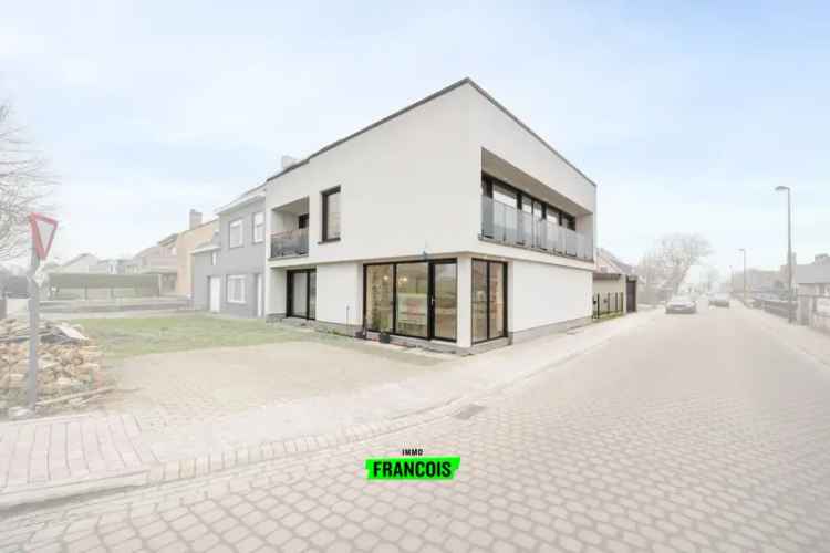 Gerenoveerde Halfopen Bebouwing met 3 slaapkamers en 27 Zonnepanelen