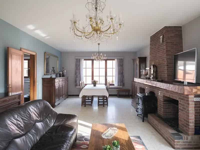 Te renoveren villa met bijgebouw nabij Hansbeke