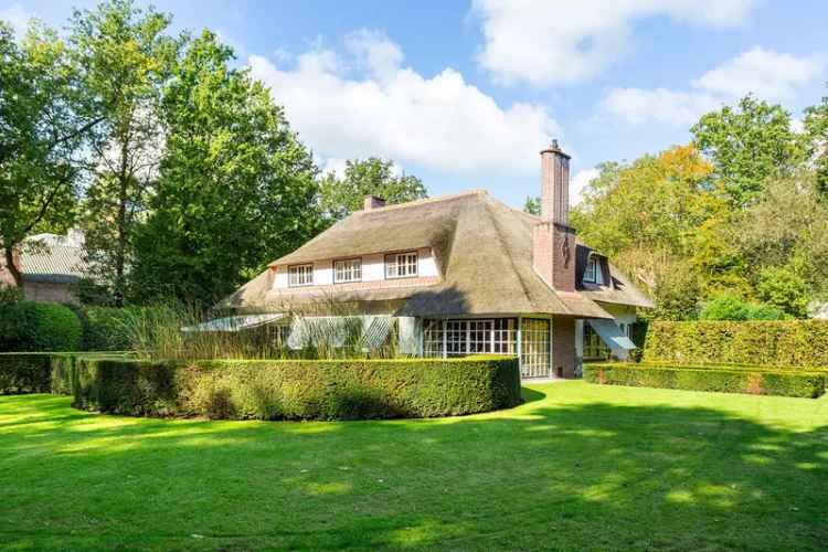 Koop huis rieten dak villa in 's Gravenwezel met mooie ligging