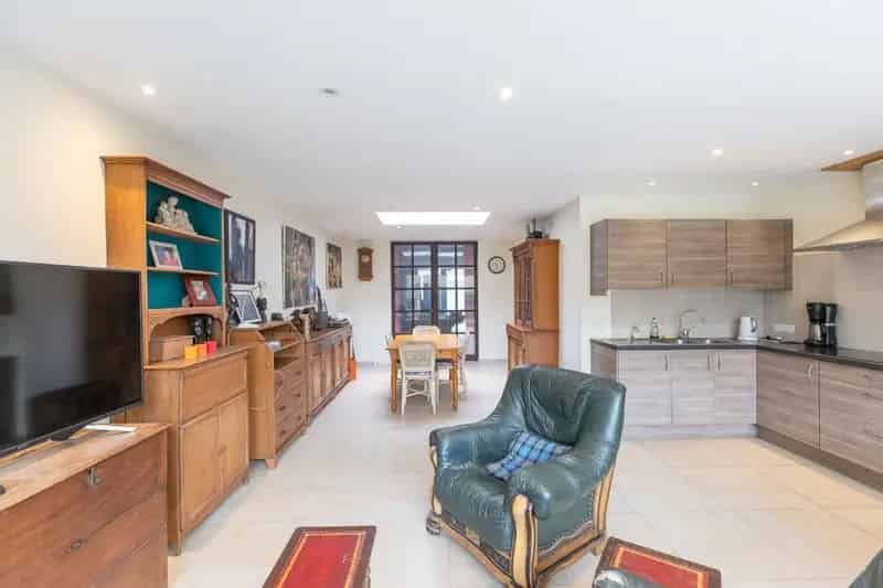 Ruime woning te renoveren met zonnige tuin