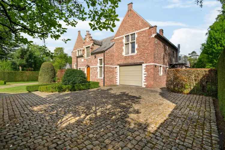 Exclusieve Villa met Binnenzwembad en Conciërgewoning te Koop