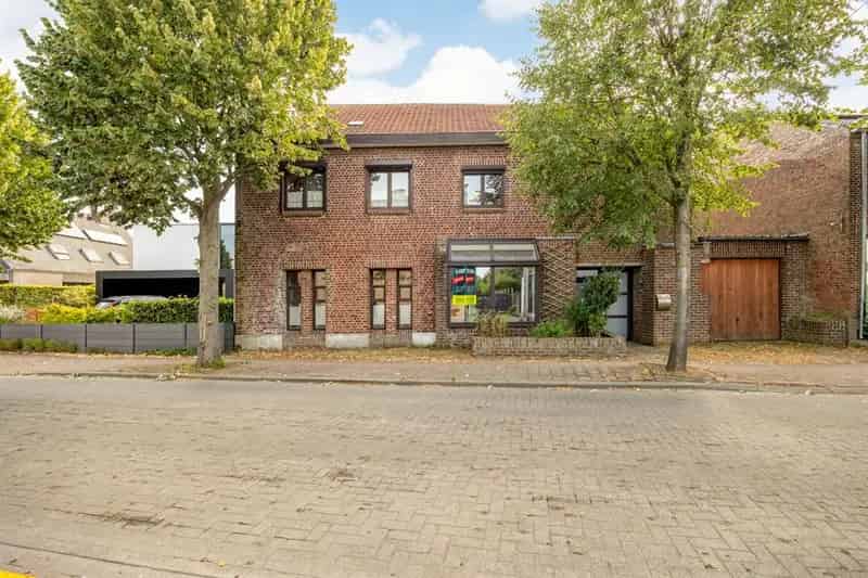 Op te frissen gezinswoning op leuke locatie