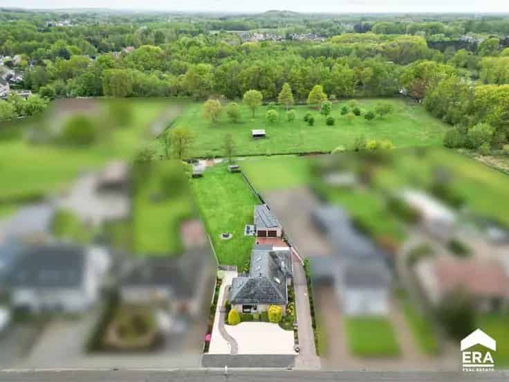 Ruime gezinswoning te Begijnendijk met 5 slaapkamers en grote tuin