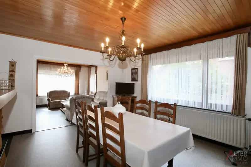 Goed gelegen, degelijk onderhouden woning te Viversel! 3 slaapkamers, 10are en breed perceel van 23m.