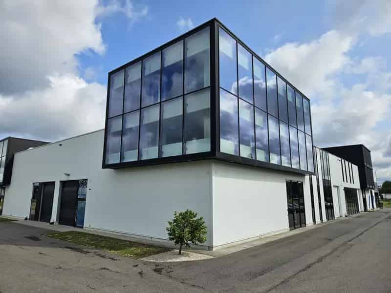 KMO Zichtlocatie Diepenbeek Te Huur Hal Toonzaal Kantoren