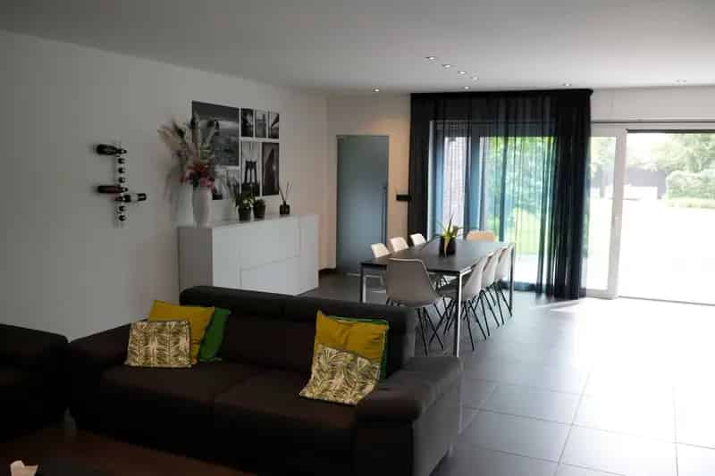 Huis te koop: 3 slaapkamers, 2 badkamers, dubbele garage