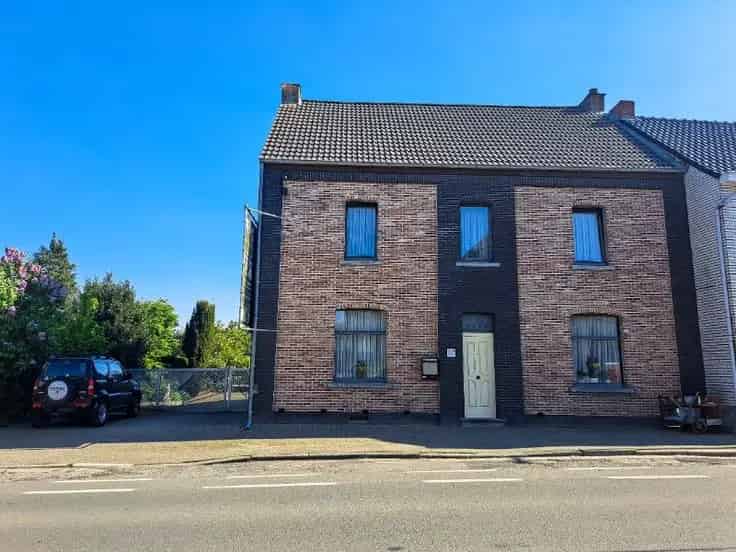 Huis Te Koop Haaltert: Ruime Woning met Magazijn en Zonnepanelen