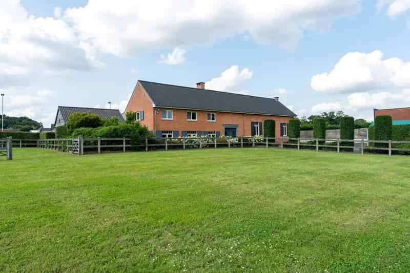 Huis te huur met paardenstallen en piste te Heusden Zolder