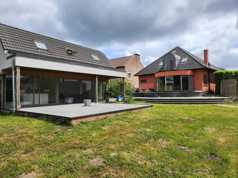 Ruime Villa met Bijgebouw en Weide Uitzicht