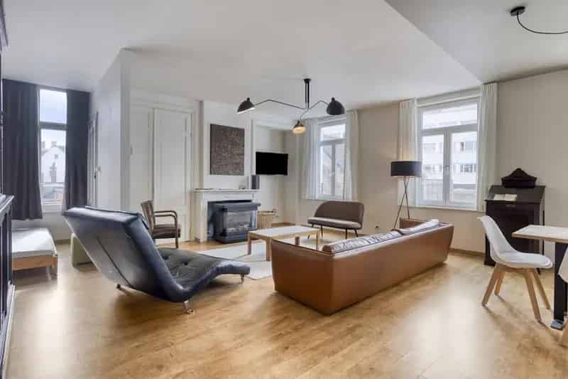 Opbrengsteigendom Kortrijk Centrum: Handelspand & 2 Appartementen