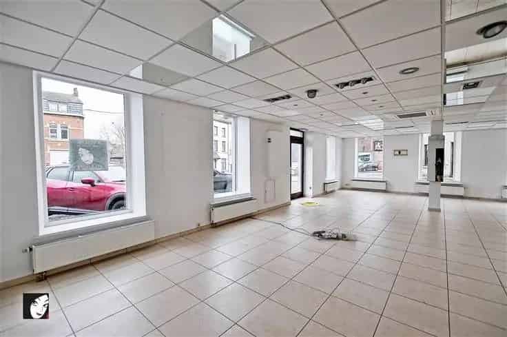 Appartementsblok Te Koop: Kantoorruimte en 2 Appartementen