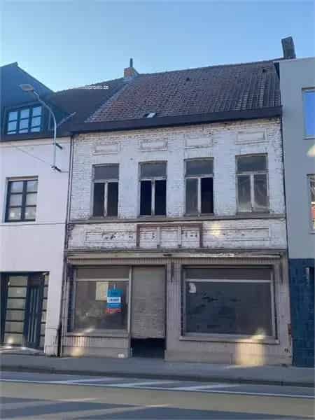 Te renoveren appartementen en handelszaak Avelgem