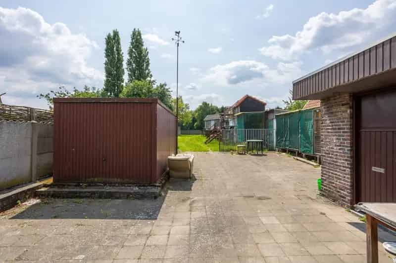 Deze te renoveren woning, op een mooi perceel van 8a30 wordt verkocht!