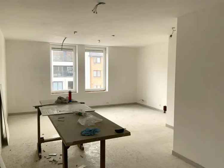 Ruim appartement met drie slaapkamers en handelsruimte