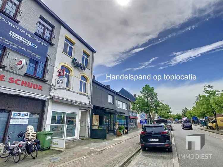 Handelspand met bovenliggend appartement.