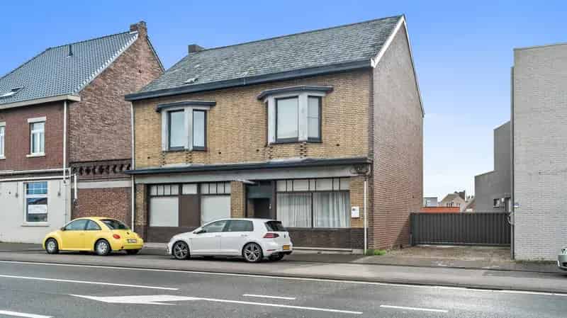 Ruime woning te Rekem met 4 slaapkamers en 2 garages