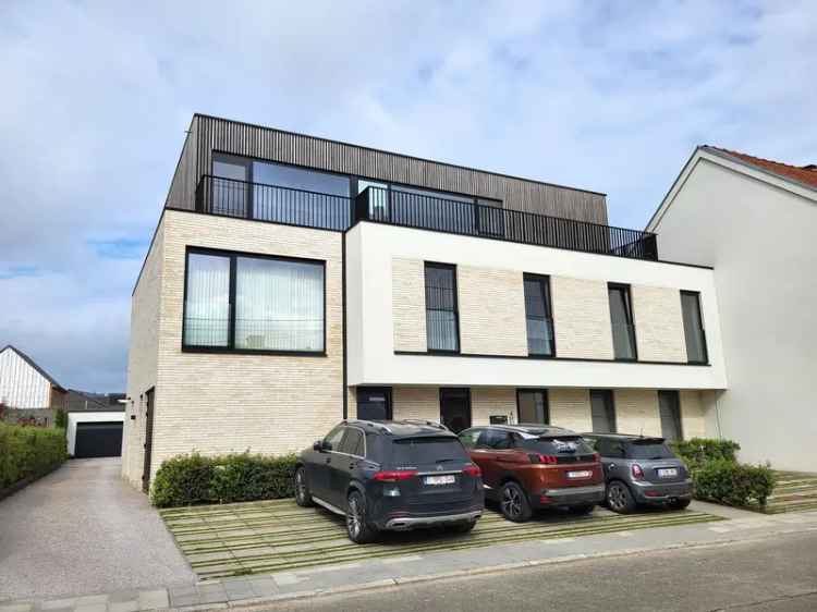 /6 1STE BEZOEKDAG OP AFSPRAAK. BEL 0488/85.81.84 Prachtige penthouse van 100m² met 2 ruime terrassen, garage, staanplaats en lift.