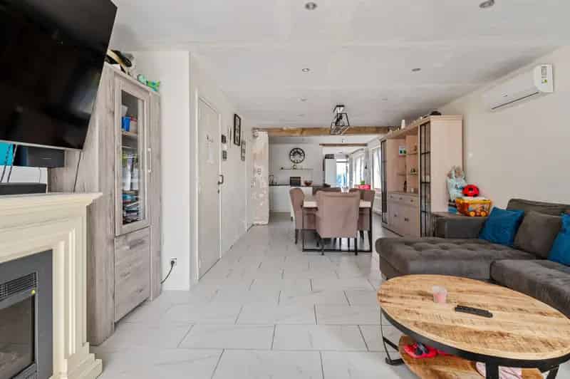 Te renoveren starterswoning 4 slaapkamers 328m² tuin