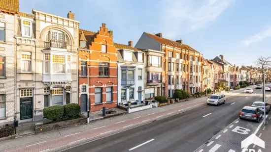 Te koop trapgevelwoning in Assebroek met bijgebouw en garage