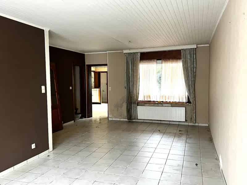Te renoveren rijwoning met garage en tuin te Heule