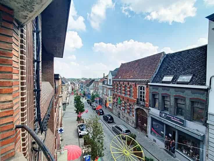Handelspand met Appartement te Koop in Lessen