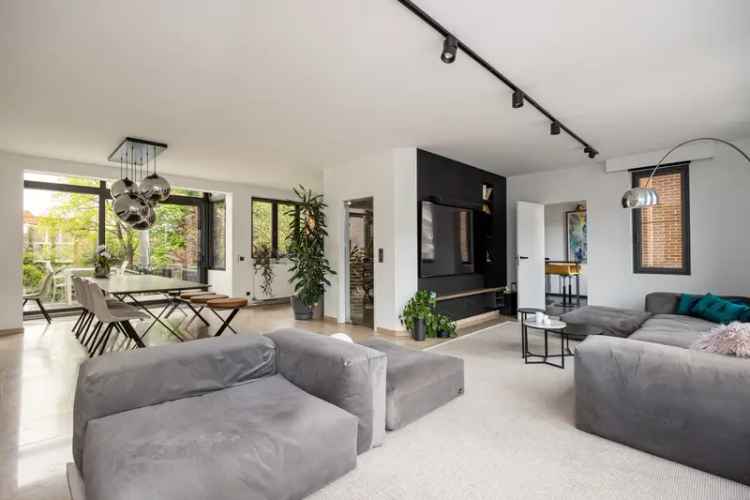 Huis te huur Merksem: Instapklare woning met zorgunit en tuin