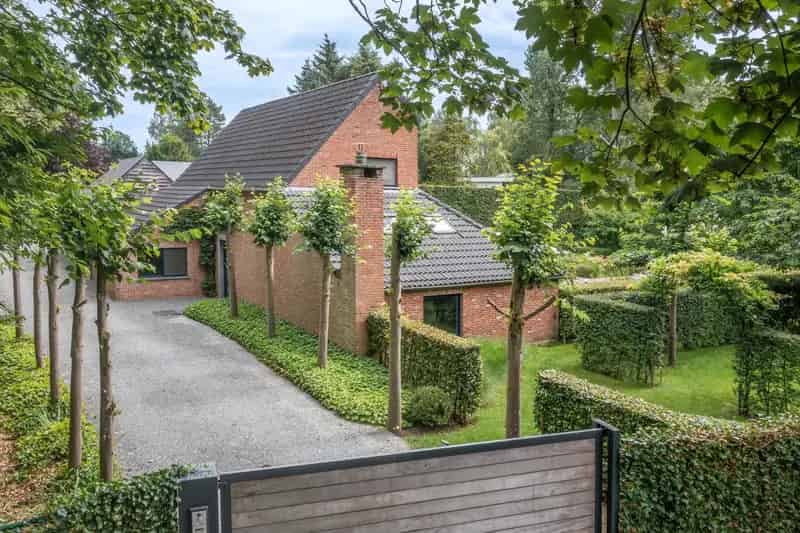Te renoveren villa met grote tuin en vijver