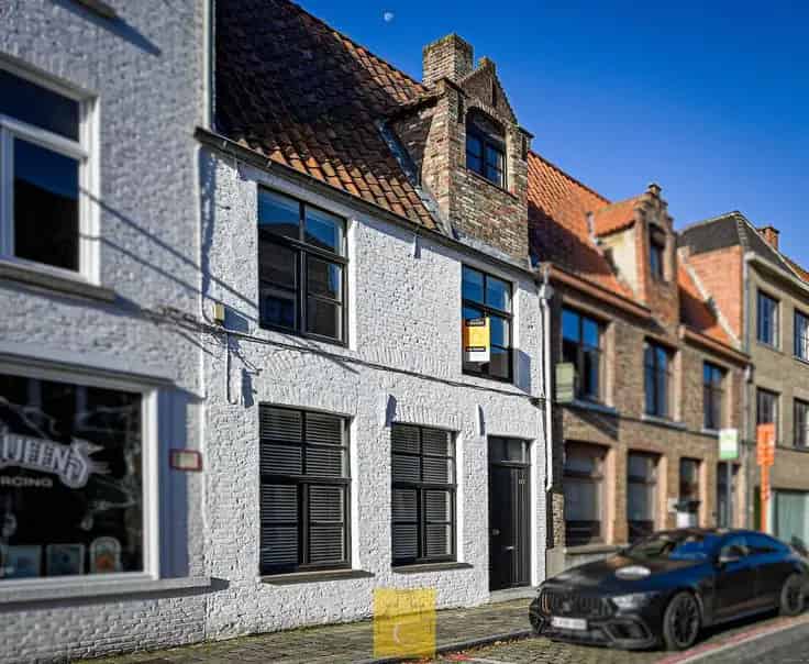 Gerenoveerd Brugs Huis 16e Eeuw  Instapklaar