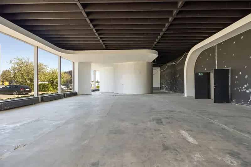 Kantoorgebouw met Magazijnen Toplocatie