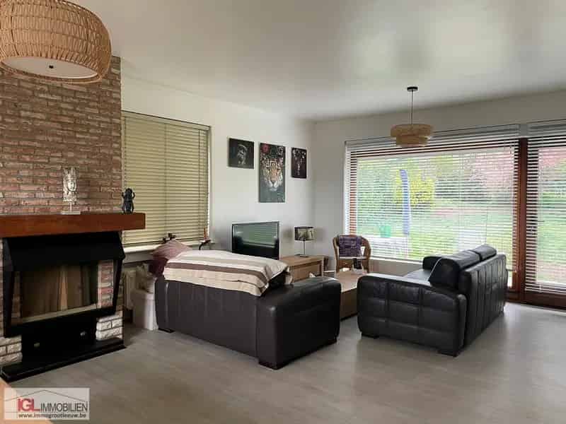 Ruime Bungalow te Sint-Pieters-Leeuw met Garage en Tuin
