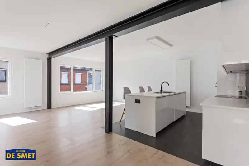 Appartement te huur: Vernieuwd, 2 slaapkamers, garage, nabij station