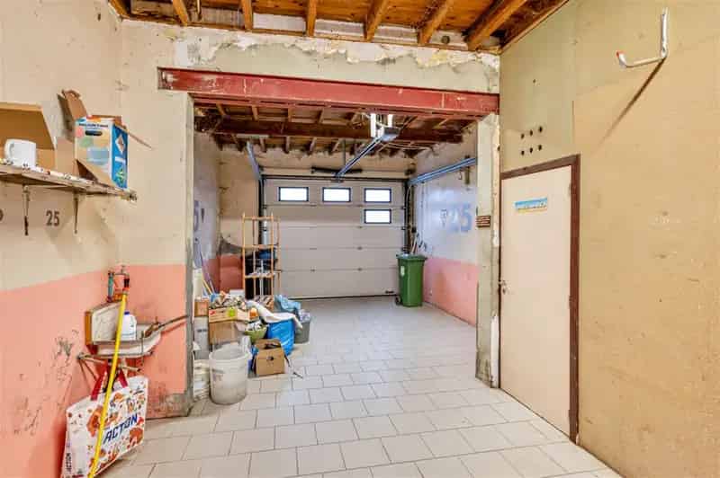 Te renoveren woning met garage en tuin