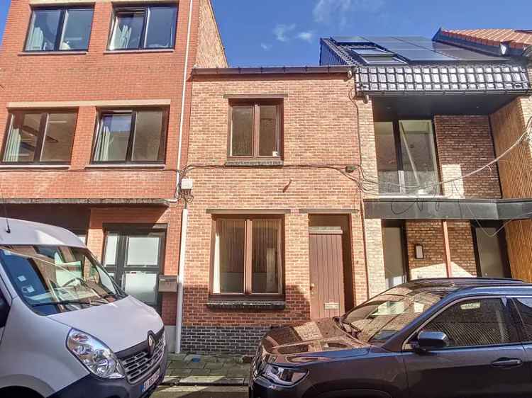 Kleine stadwoning met 2 slaapkamers in doorlopend straatje